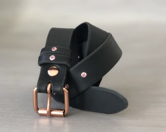 Ceinture pour femme en cuir noir, boucle en or rose et ornée de strass roses, disponible en 5 couleurs de cuir, fabriquée à la main en Italie