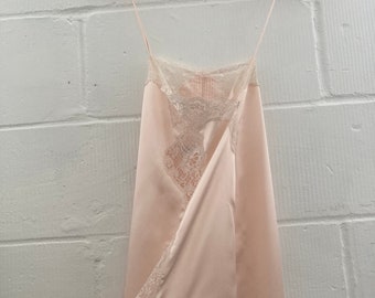 1970s Slip Designer David Nieper Pink Satin Maxi Spaghetti Straps Floral Lace Trims & Side Splits Cross Back Bridesmaid Wedding Dress Summer