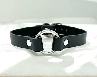 Gargantilha de couro com argola em formato de O, discreta e com opção de gravação personalizada, presente feito à mão