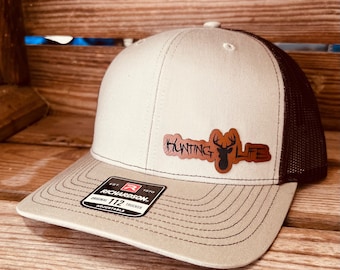 Parche de piel sintética con diseño de ciervo de cola blanca de Hunting Life, con reverso adhesivo.