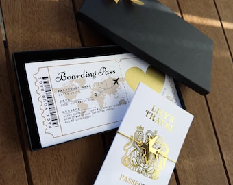 Gepersonaliseerde verjaardagsinstapkaart luxe cadeauset in goud, paspoorthoes kras om te onthullen vakantiereiskaart met acryl vliegtuig en strik