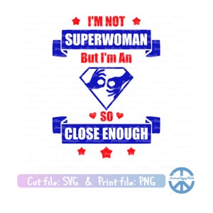 Puede incluir: Un diseño gráfico azul y rojo con el texto "No soy superwoman pero soy una tan cerca" con un diseño de estrella roja y corazón. El gráfico también incluye un diamante azul con dos manos en el lenguaje de señas para "superhéroe".