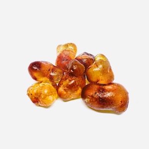 Peut inclure: Un ensemble de pierres de couleur ambre, de forme irrégulière. Les pierres varient en taille et ont un aspect brillant et translucide. Les couleurs varient du jaune clair au brun foncé, certaines pierres présentant une teinte rougeâtre. Les pierres sont regroupées sur un fond blanc.