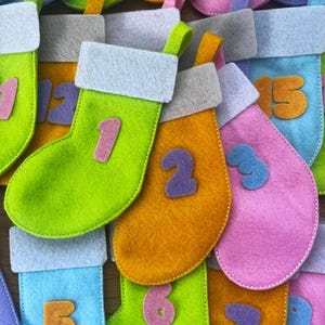 Handmade mini Advent calendar made of felt – 25 pockets for a festive pre-Christmas season Stocking design pastel colors