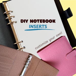 Op de afbeelding: Een doe-het-zelf notitieboek met inzetstukken. Het open notitieboek toont de tekst "DIY NOTEBOOK INSERTS". Een bruin en roze notitieboek zijn ook zichtbaar. De zin "customize your own!" is ook zichtbaar.