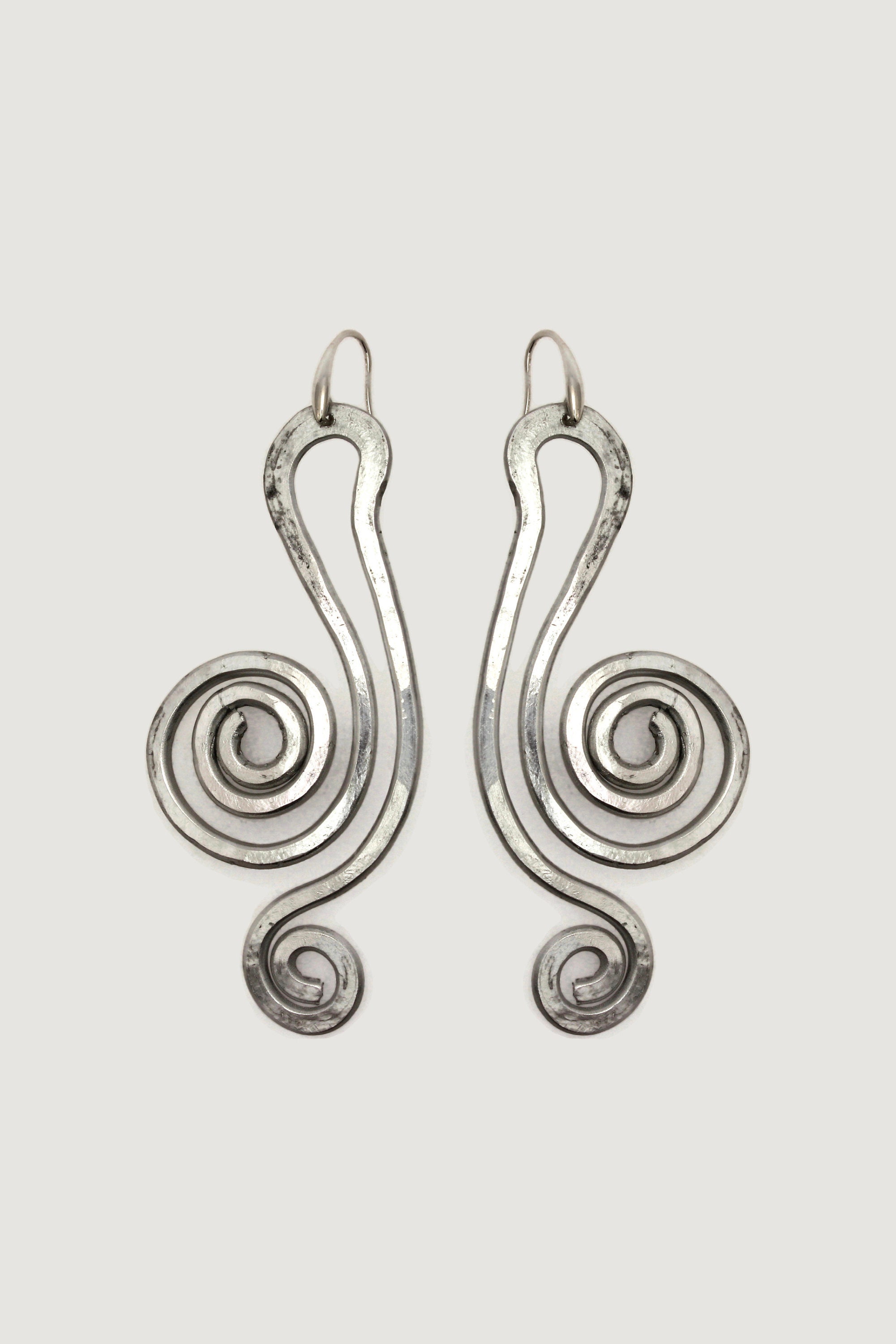 Orecchini pendenti lunghi in alluminio a spirale color argento