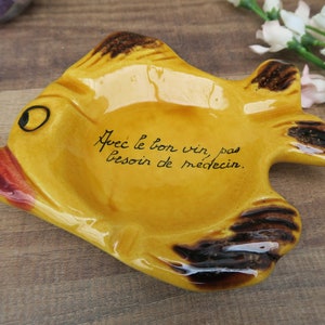 Vintage-Aschenbecher aus gelber Keramik in Form eines Fisches „Mit gutem Wein, kein Arzt nötig“