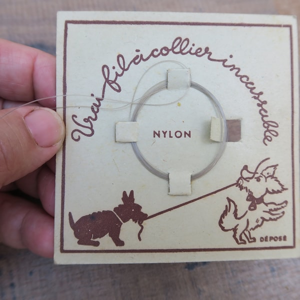 Fil nylon et son carton d'origine, décor petits chiens, mercerie ancienne française