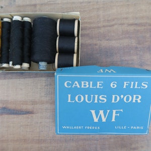 Zwarte en gele draadspoelen Oude fourniturendoos in blauw karton Louis d'or Thiriet