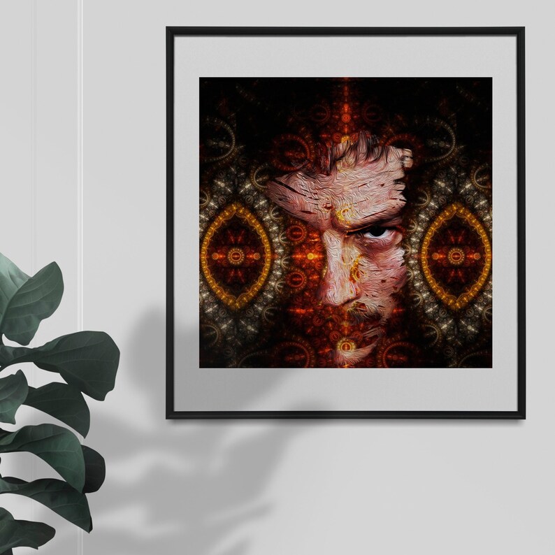Puede incluir: Una impresi&oacute;n de arte digital de la cara de un hombre con un efecto agrietado y texturizado. El fondo es un patr&oacute;n oscuro e intrincado con tonos de rojo, naranja y dorado.
