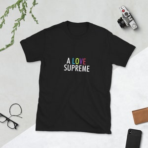 En kortärmad unisex-t-shirt inspirerad av Love Supreme, inspirerad av John Coltrane