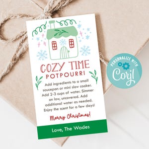 Puede incluir: Una etiqueta de regalo blanca con una ilustración verde y roja de una casa, copos de nieve y el texto "COZY TIME POTPOURRI". La etiqueta incluye instrucciones y el mensaje "Merry Christmas!" y "Love, The Wades". Una pegatina "Personalize with Corjl" está a la derecha.