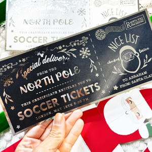 Pode incluir: Um bilhete preto e prateado com o texto "Special Delivery From The North Pole" e "Soccer Tickets". O bilhete tem flocos de neve e estrelas decorativas. As palavras "Nice List" e um gr&aacute;fico do Pai Natal tamb&eacute;m s&atilde;o vis&iacute;veis.