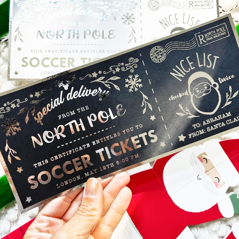 Pode incluir: Um bilhete preto e prateado com o texto "Special Delivery From The North Pole" e "Soccer Tickets". O bilhete tem flocos de neve e estrelas decorativas. As palavras "Nice List" e um gr&aacute;fico do Pai Natal tamb&eacute;m s&atilde;o vis&iacute;veis.