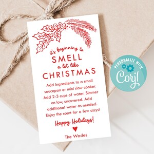 Könnte beinhalten: Ein weißes Weihnachtsgeschenkanhänger mit rotem Text und Stechpalmenillustrationen. Der Anhänger lautet "It's beginning to smell a lot like Christmas" und enthält Anweisungen für einen Schmortopf. Der Anhänger ist mit "The Wades" personalisiert.