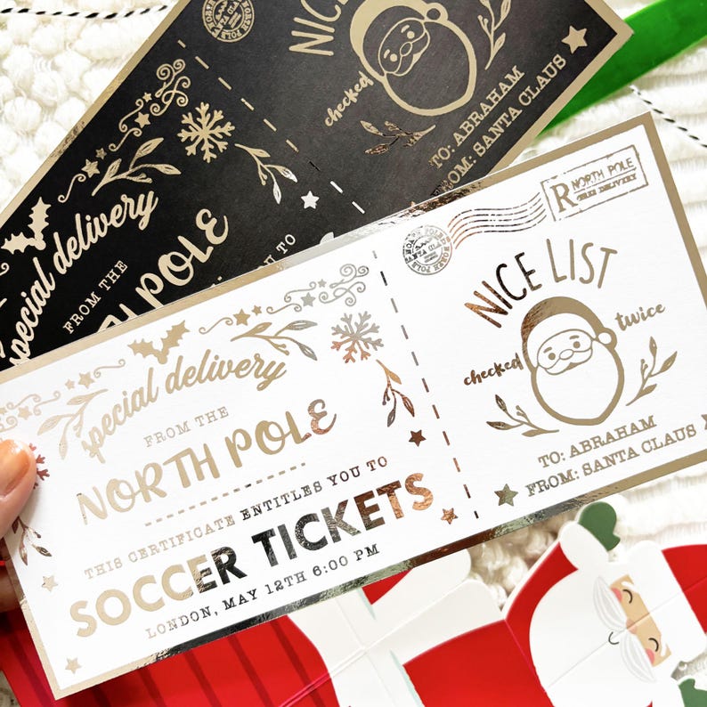 Pode incluir: Bilhetes de Natal dourados com o texto "Special Delivery From The North Pole" e "Nice List". Um bilhete &eacute; preto, o outro &eacute; branco. Os bilhetes s&atilde;o para "Soccer Tickets" em Londres.
