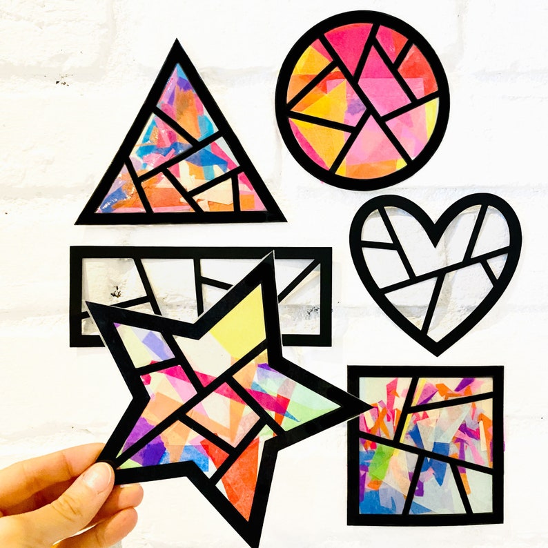 Pu&ograve; includere: Un set di sei forme di vetro colorato, tra cui un cuore, una stella, un cerchio e tre forme geometriche. Le forme sono fatte di carta velina e hanno contorni neri.