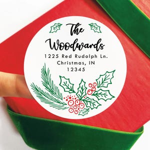Gepersonaliseerde kerstretouradresstickers, kerstkaart envelopzegels, aangepast cadeaulabel handgetekend hulstontwerp, groen en rood
