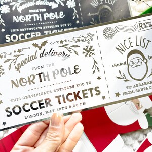 Pode incluir: Bilhete de futebol prateado do P&oacute;lo Norte com o texto "Entrega especial" e "Lista de bons". O bilhete &eacute; decorado com flocos de neve, estrelas e raminhos. O bilhete &eacute; para um jogo de futebol em Londres.