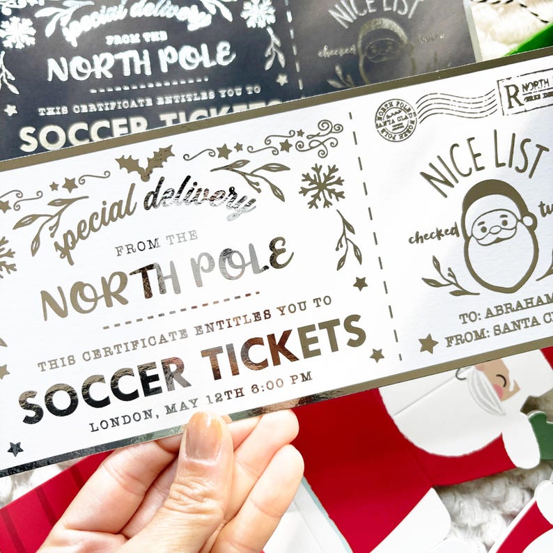Pode incluir: Bilhete de futebol prateado do P&oacute;lo Norte com o texto "Entrega especial" e "Lista de bons". O bilhete &eacute; decorado com flocos de neve, estrelas e raminhos. O bilhete &eacute; para um jogo de futebol em Londres.