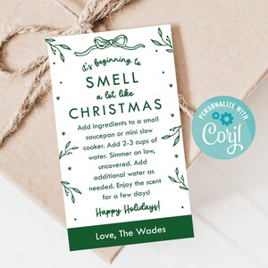 Puede incluir: Una etiqueta de regalo blanca con temática navideña con texto verde y elementos decorativos. La etiqueta dice "It's beginning to SMELL a lot like CHRISTMAS" e incluye instrucciones para una olla a fuego lento. La etiqueta está personalizada con "Love, The Wades."