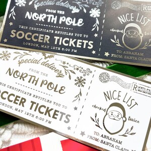 Pode incluir: Dois bilhetes decorativos com texto e detalhes em folha de ouro. Os bilhetes dizem "Entrega especial do P&oacute;lo Norte" e "Bilhetes de futebol". Um bilhete &eacute; preto e o outro branco, ambos com um gr&aacute;fico do Pai Natal e o texto "Lista de bons".