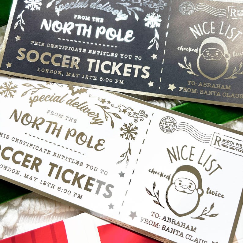 Pode incluir: Dois bilhetes decorativos com texto e detalhes em folha de ouro. Os bilhetes dizem "Entrega especial do P&oacute;lo Norte" e "Bilhetes de futebol". Um bilhete &eacute; preto e o outro branco, ambos com um gr&aacute;fico do Pai Natal e o texto "Lista de bons".