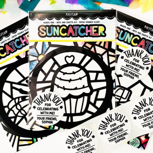 K&ouml;nnte beinhalten: Ein Set mit drei Papier-Sonnenf&auml;nger-Kits mit Cupcake-Motiv. Jedes Kit enth&auml;lt eine schwarz-wei&szlig;e Vorlage, einen Dankesch&ouml;n-Aufkleber mit dem Text "Vielen Dank f&uuml;rs Feiern mit mir! Dein Freund, Sophia", und einen bunten Hintergrund.