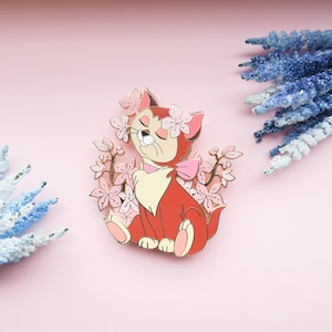 Dinah Sakura LE 50 Pin de esmalte - Pin de esmalte Dinah - Pin de esmalte de gato - Pin de solapa lindo - Pin de esmalte de Disney - Castlecreationsandco