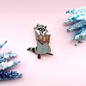 Meeko Boba Emaille Pin - Niedliche Emaille Pins - Bubble Tea Anstecknadel - Disney Emaille Pin - Castlecreationsandco
