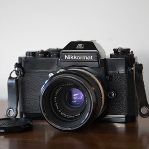 Nikon Nikkormat EL Black con Micro-Nikkor-P Auto 55 mm f3.5: cámara SLR de película de 35 mm con lente fija rápida y fotómetro operativo