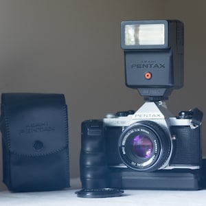 Pentax ME Super m/ Pentax-A 50 mm f2, Power Winder, Blitz: SLR 35 mm Filmkamera mit lichtstarker Festbrennweite, Betriebsmesser, Trageriemen