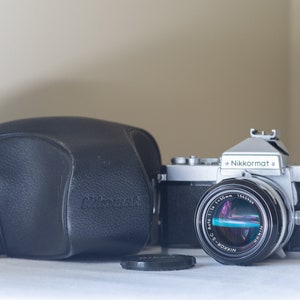 Nikon Nikkormat FTN con Nikkor-S.C Auto 50 mm f1.4: cámara SLR de película de 35 mm con lente de focal fija rápida, fotómetro operativo y estuche
