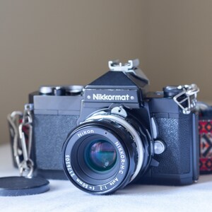 Nikon Nikkormat FTN negra con Nikkor-HC 50 mm f2: cámara SLR de película de 35 mm con objetivo fijo rápido, fotómetro operativo y correa