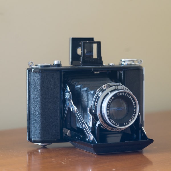 Zeiss Ikon Ikonta B 520/16 w/ Carl Zeiss Jena 75mm f3.5: Vintage 120 medium format (6x6cm) film camera