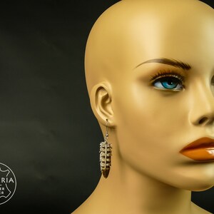 Leder Feder Ohrringe, Raubvogel, handgefertigt. Punziert und bemalt. Vegetabil gegerbtes Rindsleder. Ohrhaken aus chirurgischem Edelstahl.