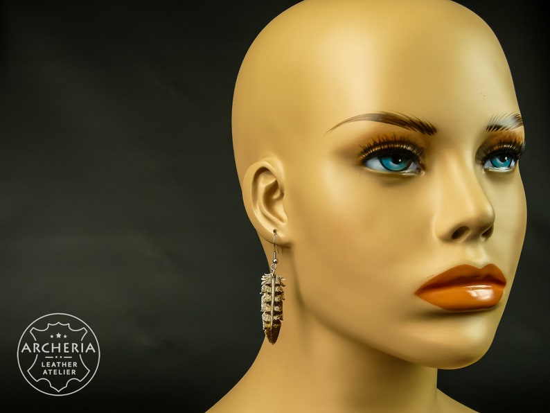 Leder Feder Ohrringe, Raubvogel, handgefertigt. Punziert und bemalt. Vegetabil gegerbtes Rindsleder. Ohrhaken aus chirurgischem Edelstahl.