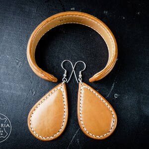 Leder Schmuckset. Handarbeit. Ohrringe und Armspange aus vegetabil gegerbtem Rindsleder.