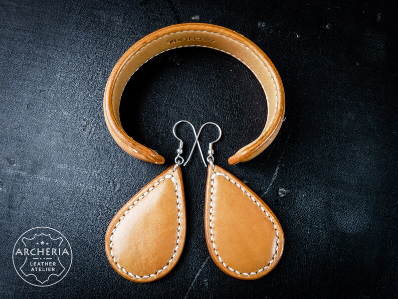 Leder Schmuckset. Handarbeit. Ohrringe und Armspange aus vegetabil gegerbtem Rindsleder.