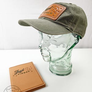 Leder Jagdschein-Etui und Carhartt Mütze mit Lederpatch handgenäht | Set Jagdfieber Geschenk Jäger Sportschütze pflanzlich gegerbt
