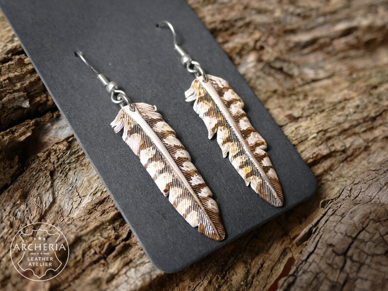 Leder Feder Ohrringe, Raubvogel, handgefertigt. Punziert und bemalt. Vegetabil gegerbtes Rindsleder. Ohrhaken aus chirurgischem Edelstahl.