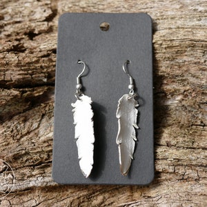 Leder Feder Ohrringe, Raubvogel, handgefertigt. Punziert und bemalt. Vegetabil gegerbtes Rindsleder. Ohrhaken aus chirurgischem Edelstahl.
