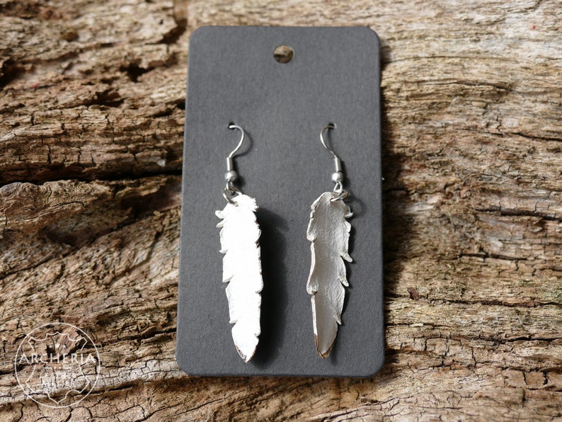 Leder Feder Ohrringe, Raubvogel, handgefertigt. Punziert und bemalt. Vegetabil gegerbtes Rindsleder. Ohrhaken aus chirurgischem Edelstahl.
