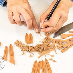 Herstellung der Leder Feder Ohrringe.