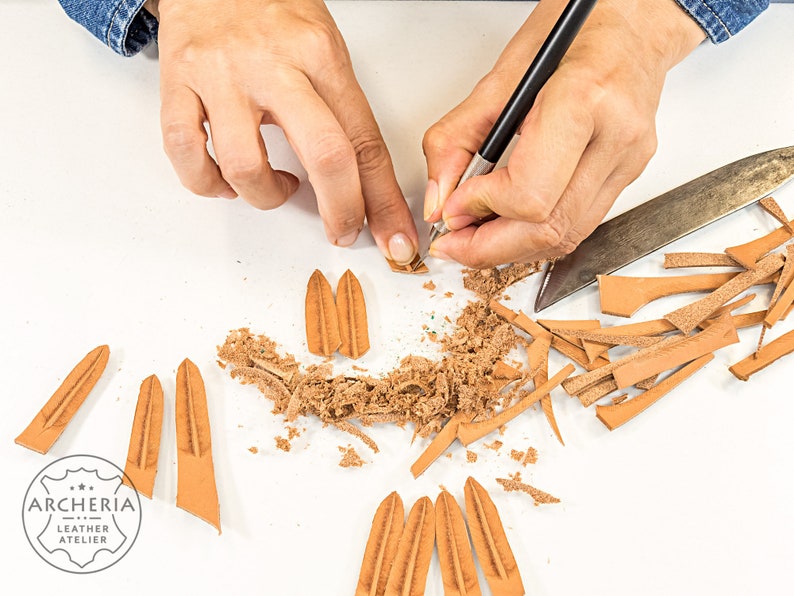 Herstellung der Leder Feder Ohrringe.