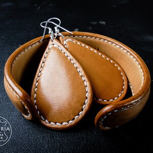 Leder Schmuckset. Handarbeit. Ohrringe und Armspange aus vegetabil gegerbtem Rindsleder.