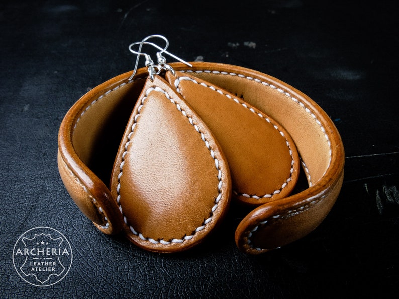 Leder Schmuckset. Handarbeit. Ohrringe und Armspange aus vegetabil gegerbtem Rindsleder.