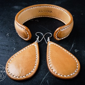 Leder Schmuckset. Handarbeit. Ohrringe und Armspange aus vegetabil gegerbtem Rindsleder.