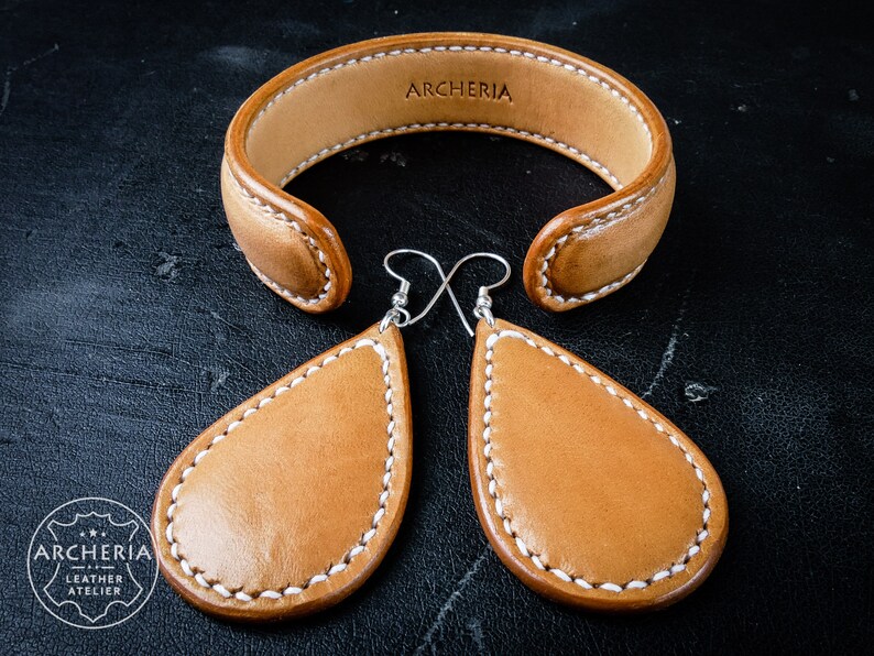 Leder Schmuckset. Handarbeit. Ohrringe und Armspange aus vegetabil gegerbtem Rindsleder.