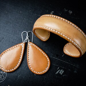 Leder Schmuckset. Handarbeit. Ohrringe und Armspange aus vegetabil gegerbtem Rindsleder.